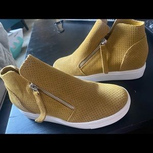 Never worn Steve Madden shoes with zippers